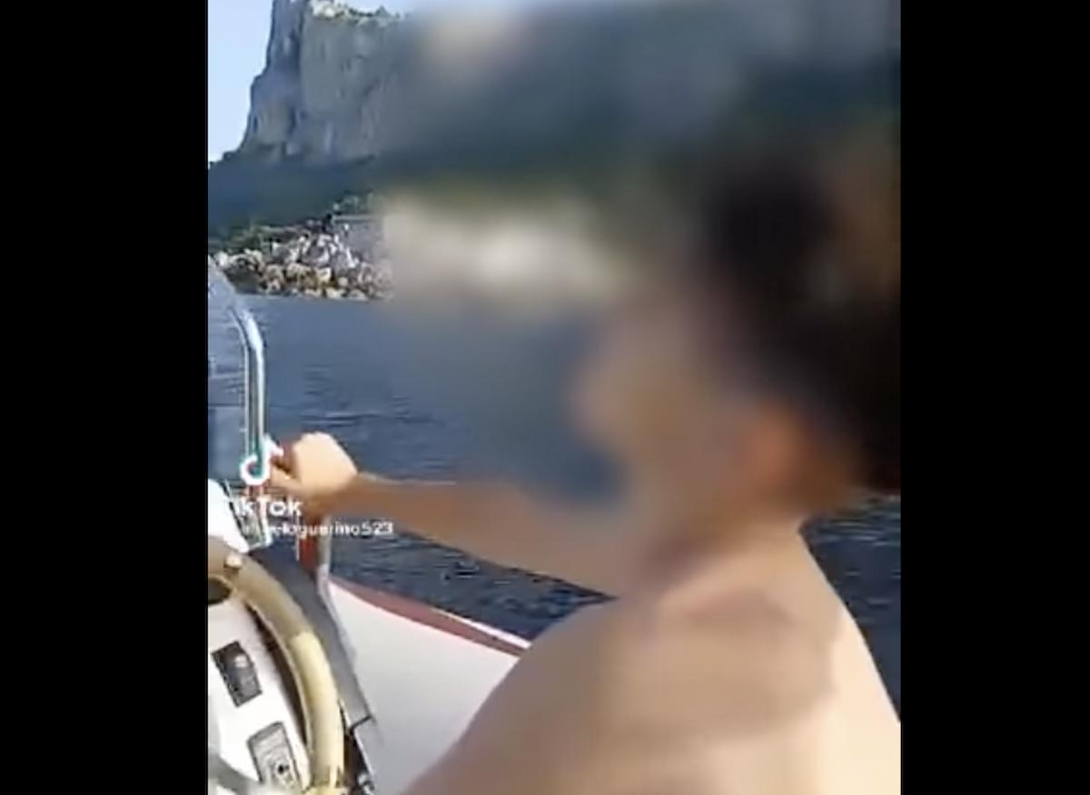Napoli, un altro bambino alla guida di un motoscafo e un gommone a tutta velocità che semina il panico