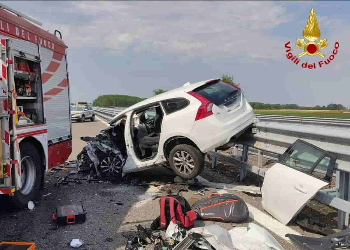 A7, auto contromano sulla autostrada Milano-Genova: due morti, tre feriti. Tra loro un bimbo di 4 anni