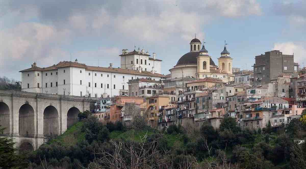 Incendio ad Ariccia: chiuse via Tenutella e via Nettunense, colonna di fumo nero sui Castelli