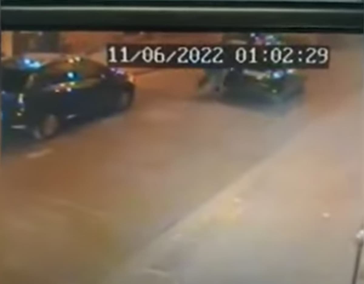 Aversa (Caserta), scippata in strada e trascinata da un'auto in corsa: in un video la violenza