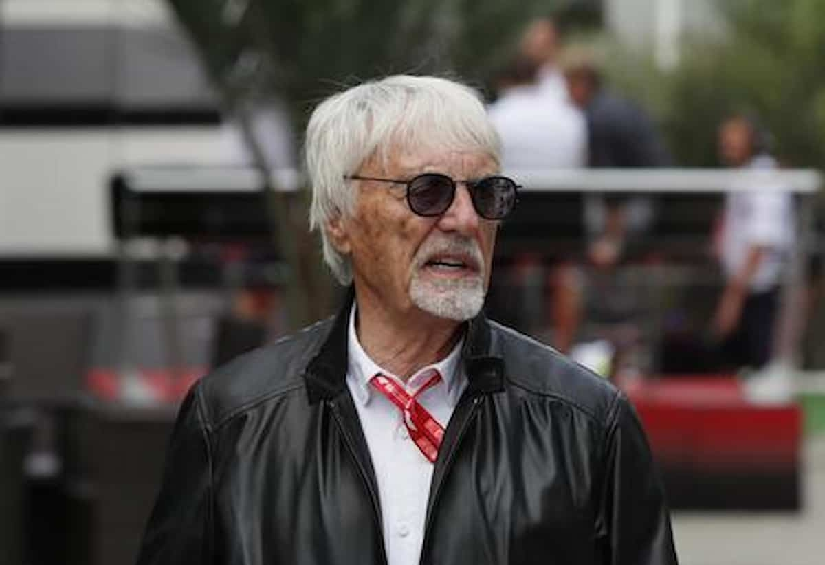 Bernie Ecclestone: "Morirei per Putin. Zelensky? Un ex comico". E la Formula 1 lo scarica