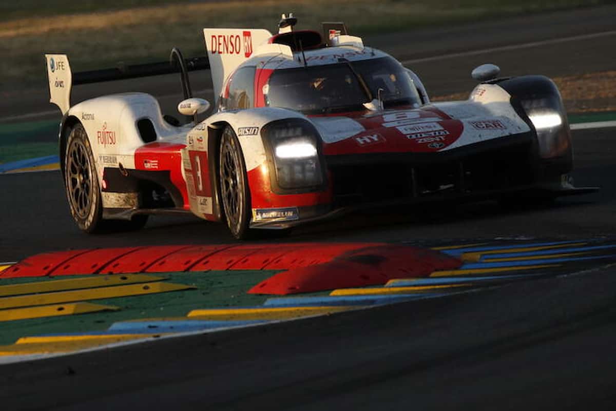 Doppietta Toyota alla 24 Ore di Le Mans: mattatore l’italo-svizzero Buemi, quarta vittoria consecutiva