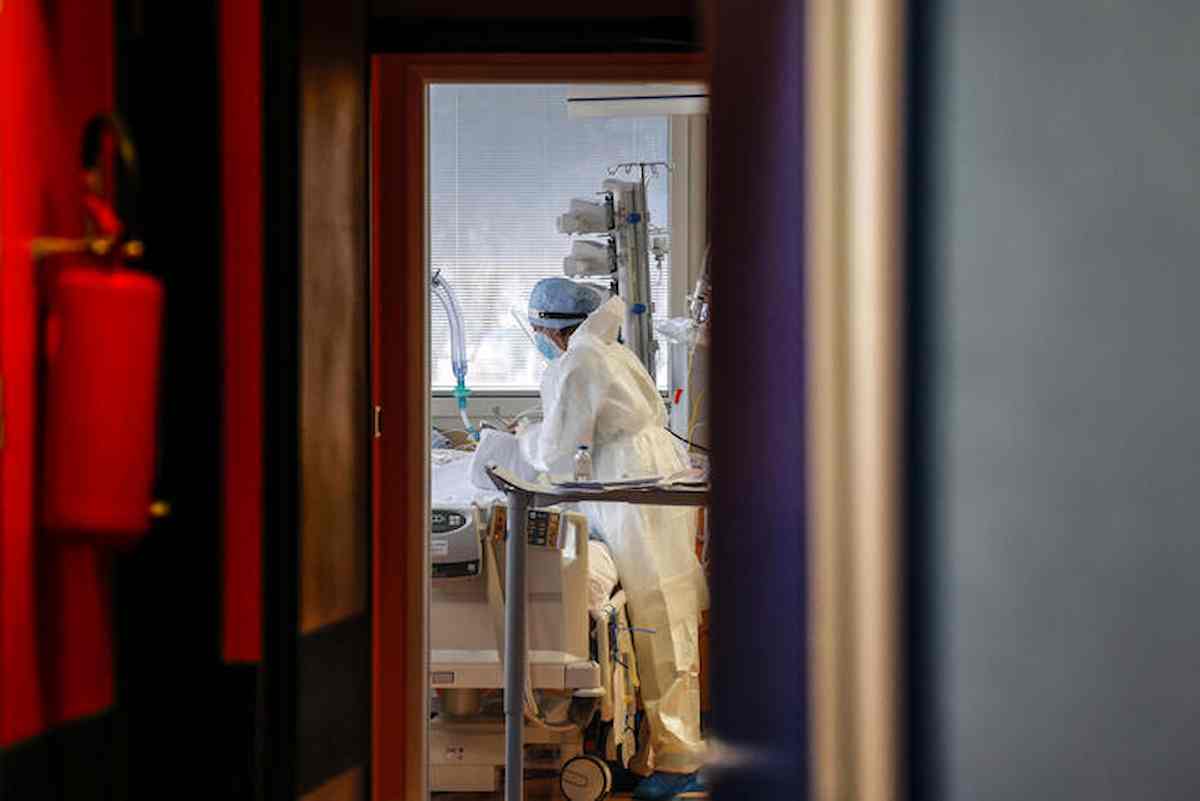 Covid Italia: indice Rt in calo a 0,82, scendono anche incidenza e ricoveri. In Francia improvvisa risalita di contagi