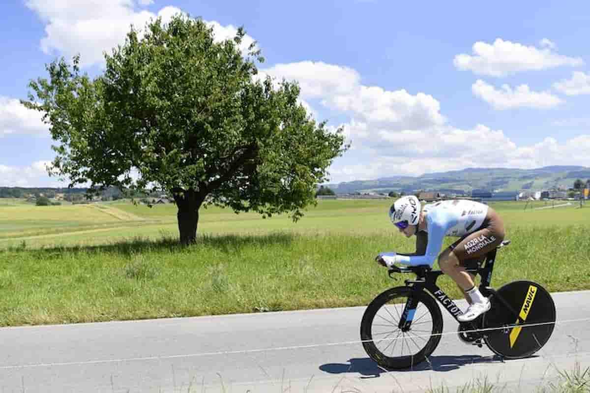 Ciclismo, Giro della Svizzera, vittoria al fotofinish di Nico Denz su Champoussin: squadre decimate dal Covid