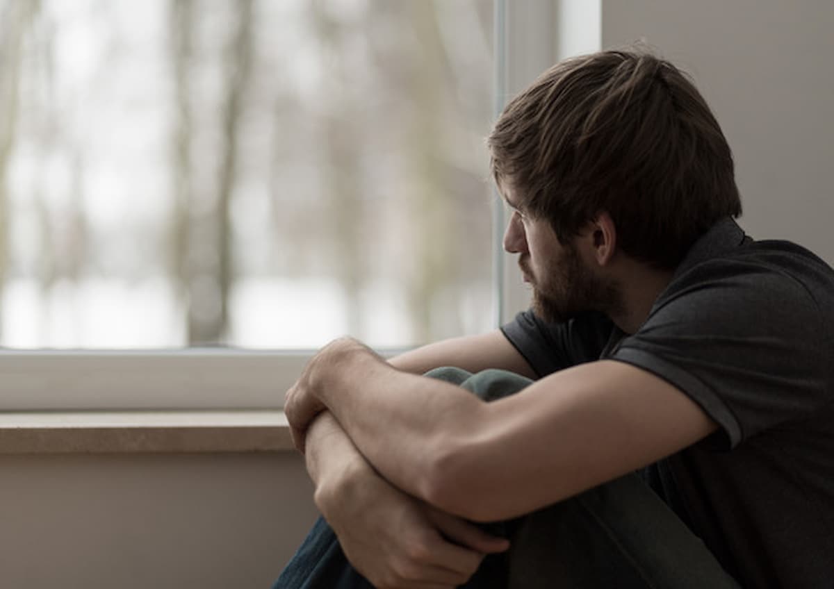 Covid, depressione e ansia ancora oggi in chi l'ha avuto nel 2021: lo studio sugli effetti a lungo termine