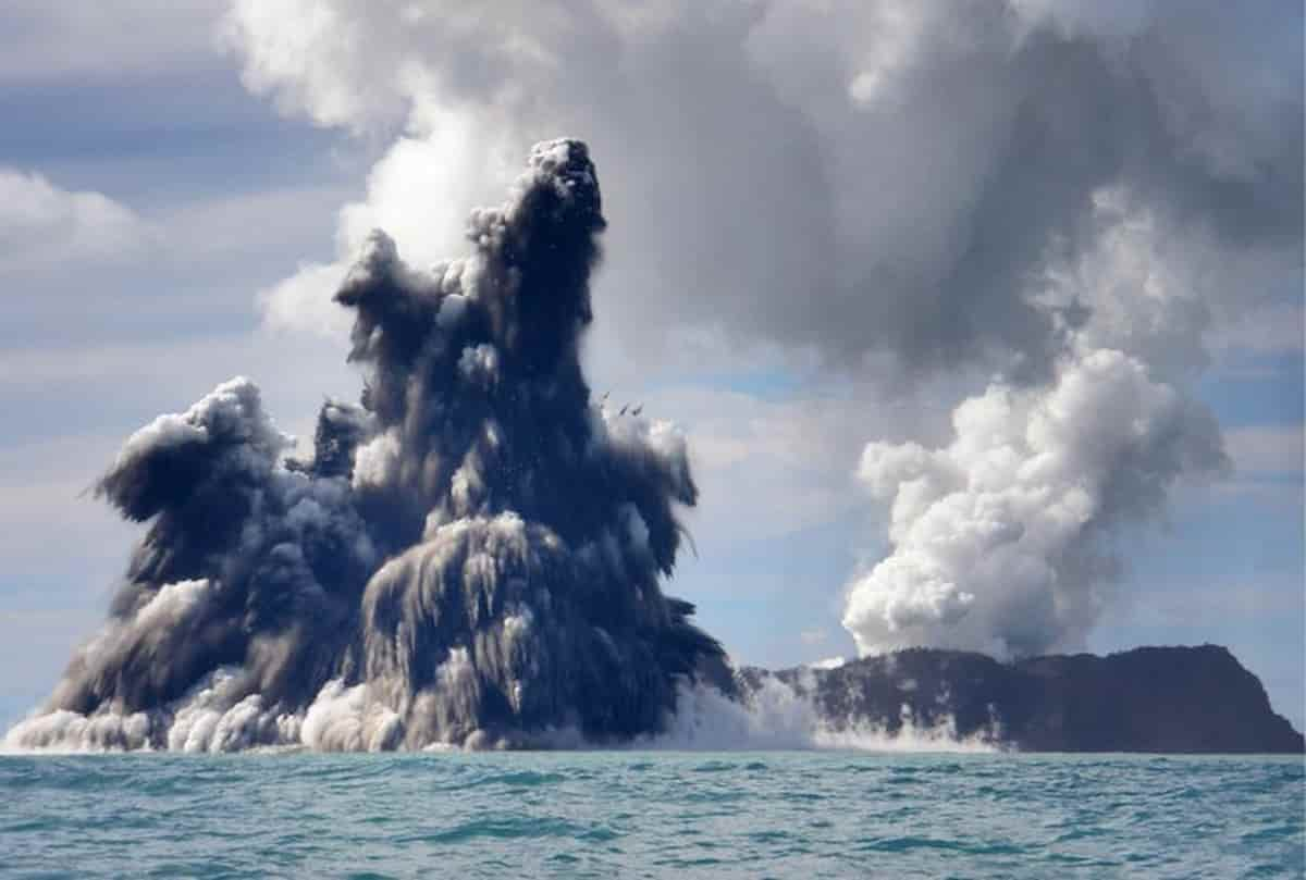 Eruzione del vulcano Tonga tra le più violente di sempre: i suoi effetti forse non sono ancora finiti