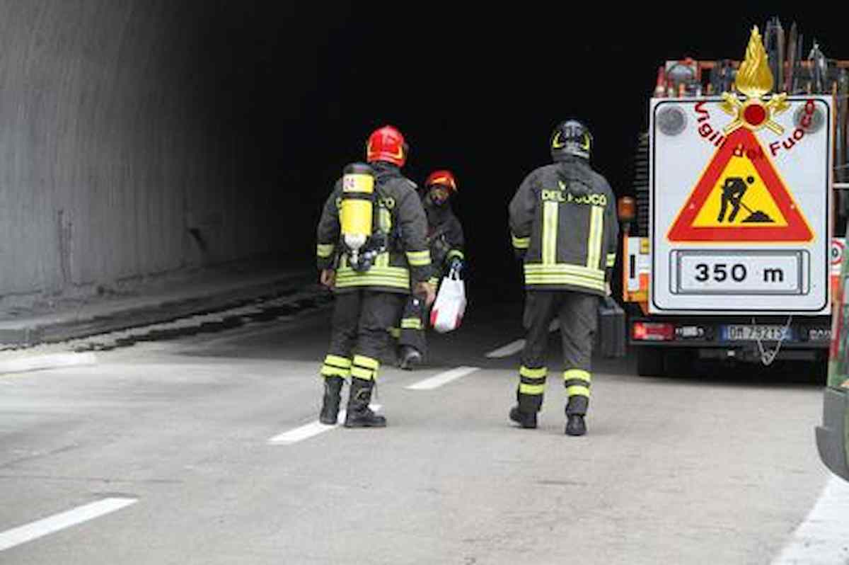 Incendio sulla A10: furgone in fiamme in galleria tra Albenga e Andora, tratto chiuso, km di coda
