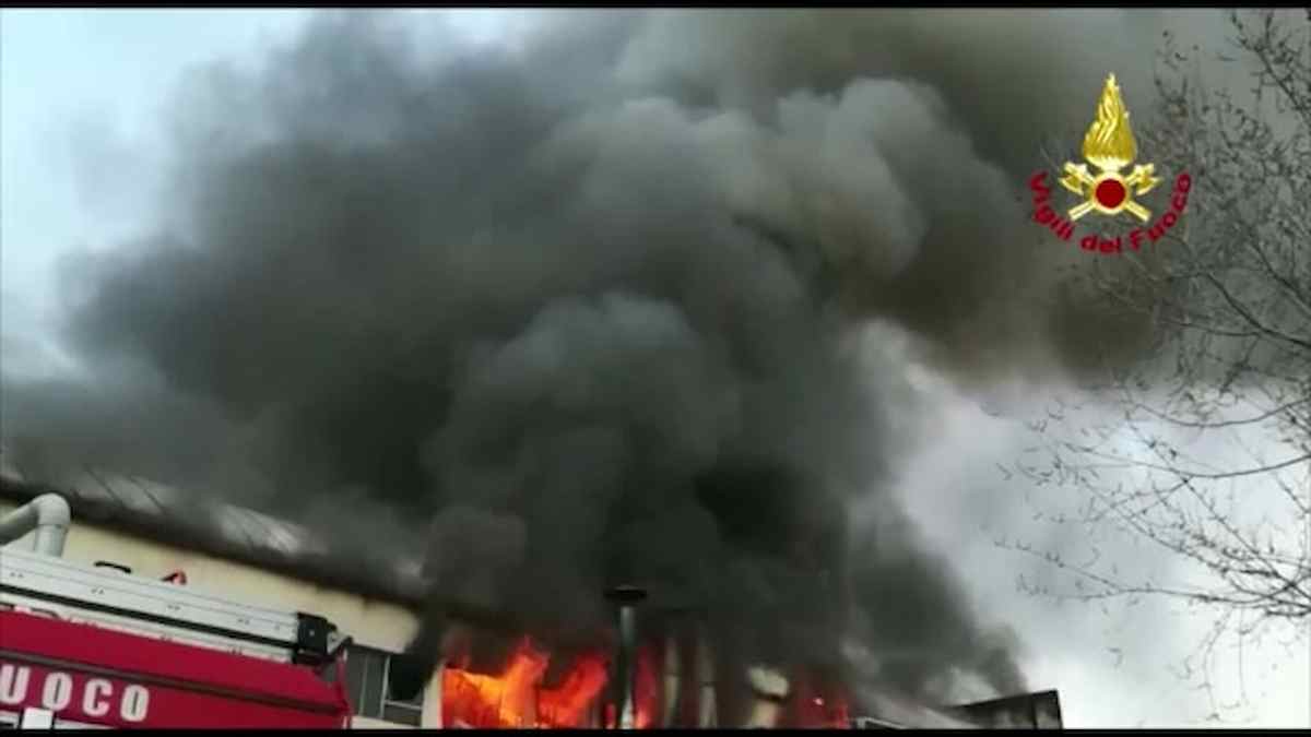 Incendio a Parona (Verona), all'altezza di Corte Molon: strade chiuse, fumo nero e fuliggine