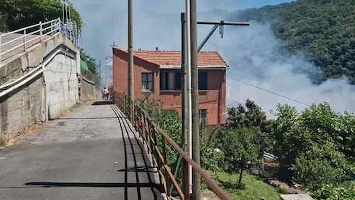 Incendio in Valbisagno a Genova: a fuoco una baracca. Chiusa al traffico via Mogadiscio