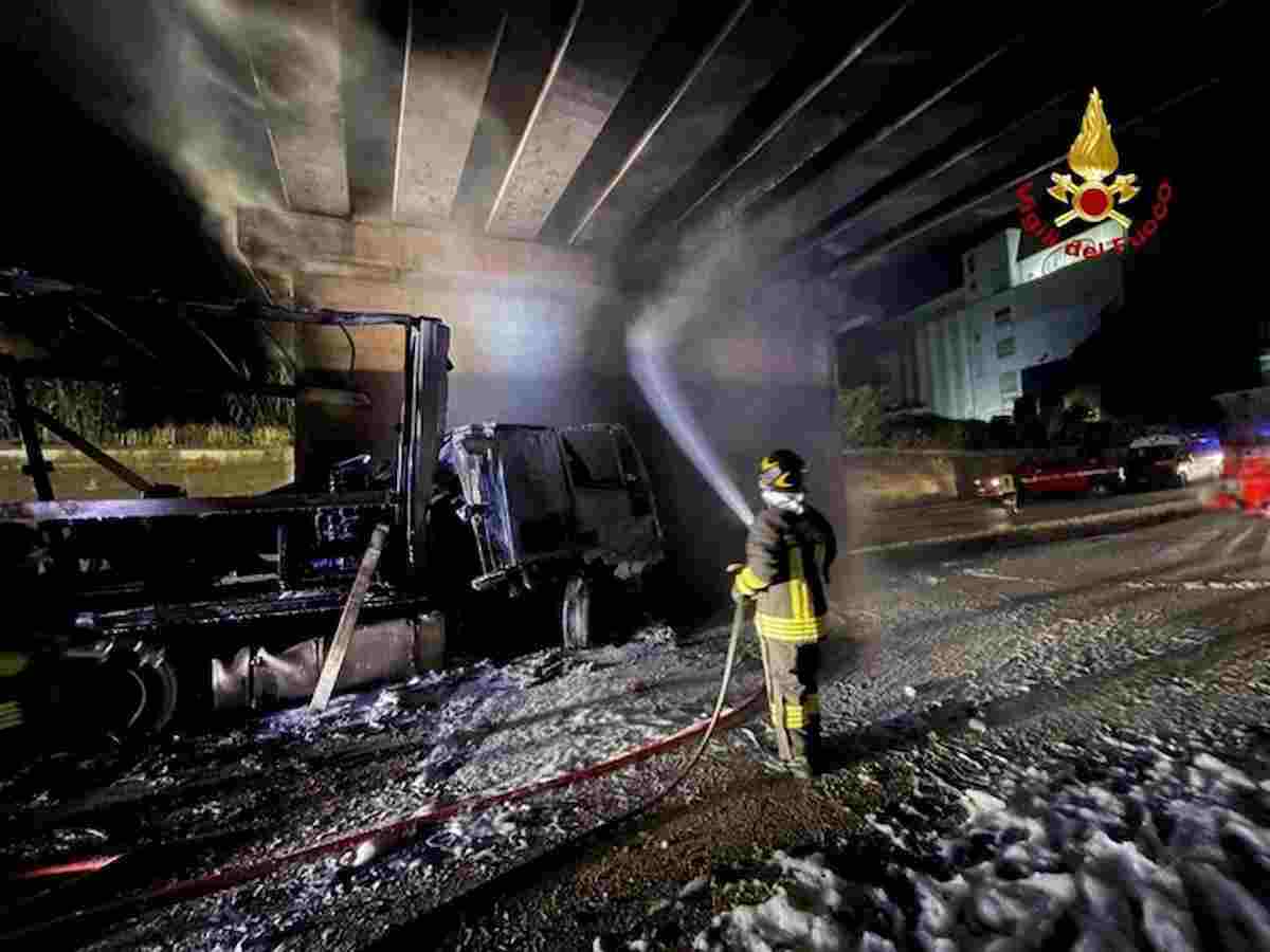 Incidente Jesi, Tir a fuoco nel sottopasso ferroviario: Massimo Vido muore carbonizzato a 40 anni