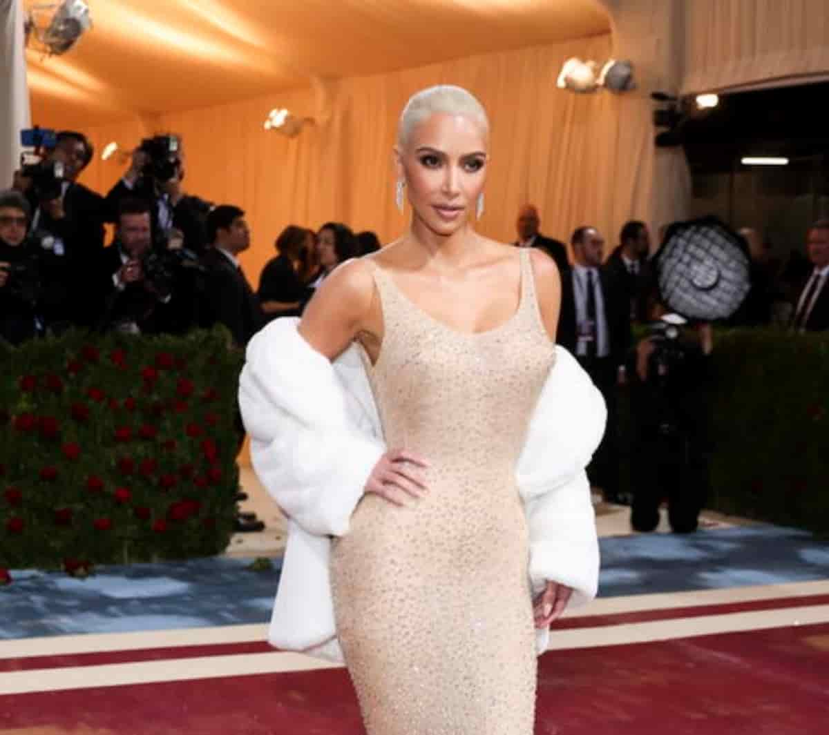 Kim Kardashian indossa l'abito di Marilyn Monroe e lo rovina. Per riuscire ad entrarci aveva perso 8 chili in 3 settimane