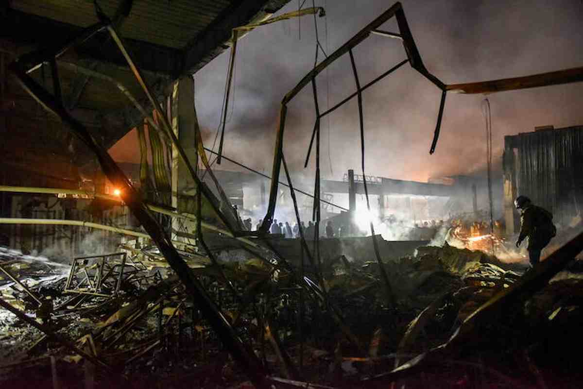 Missili russi, bersaglio la gente nel centro commerciale. Non per sbaglio ma per strategia. Genocidio e silenzi