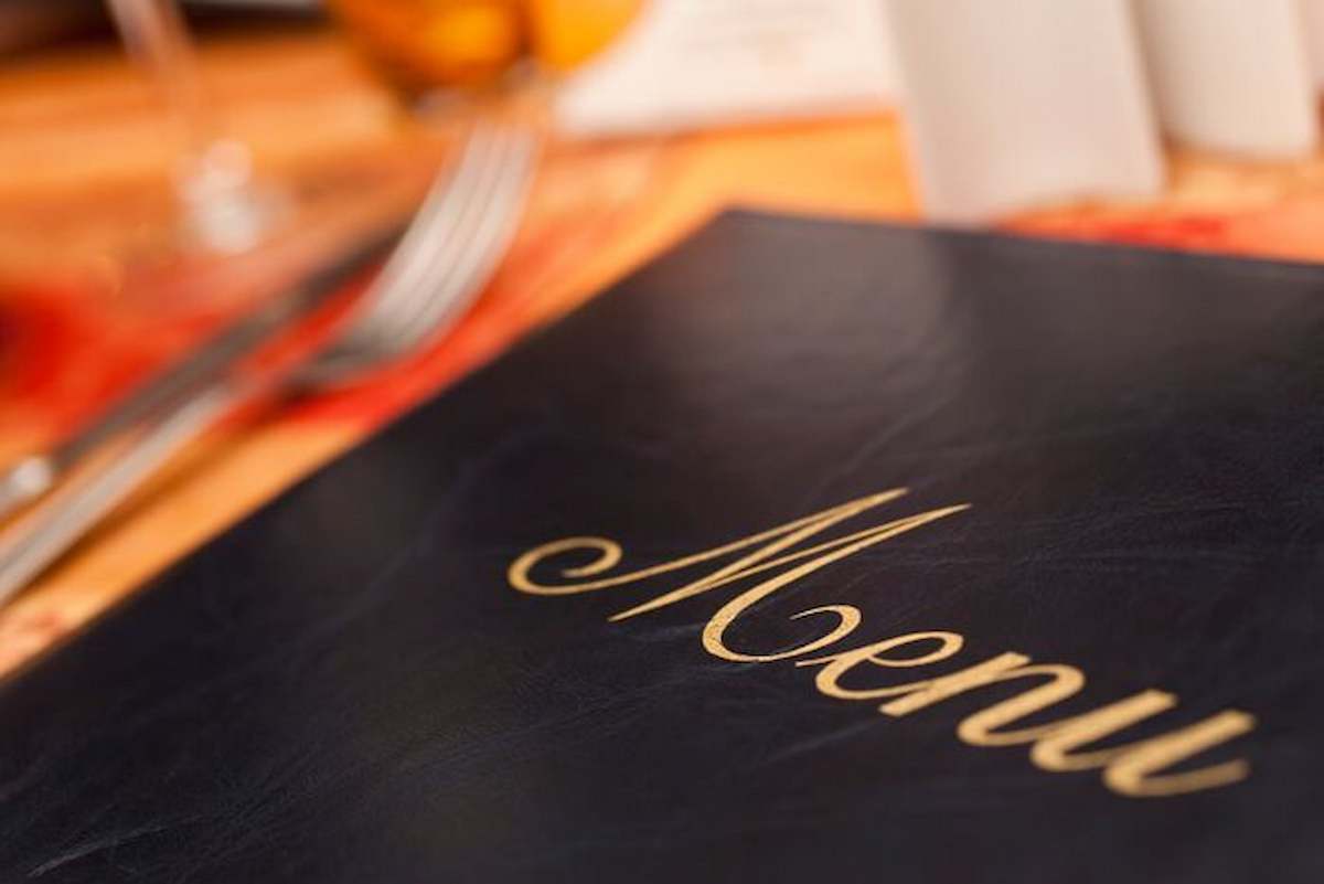 Gli stipendi dei camerieri scritti sul menu: la risposta di un ristorante spagnolo alla crisi del personale