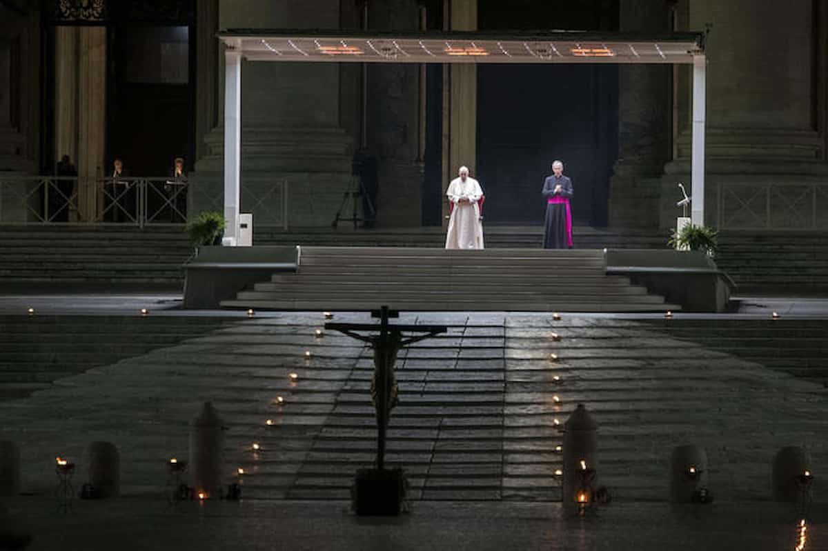 Nella Chiesa di Francesco tre Papi vestiti di bianco? Si disegna il conclave della riforma che dovrà salvare il cattolicesimo minacciato dalla secolarizzazione
