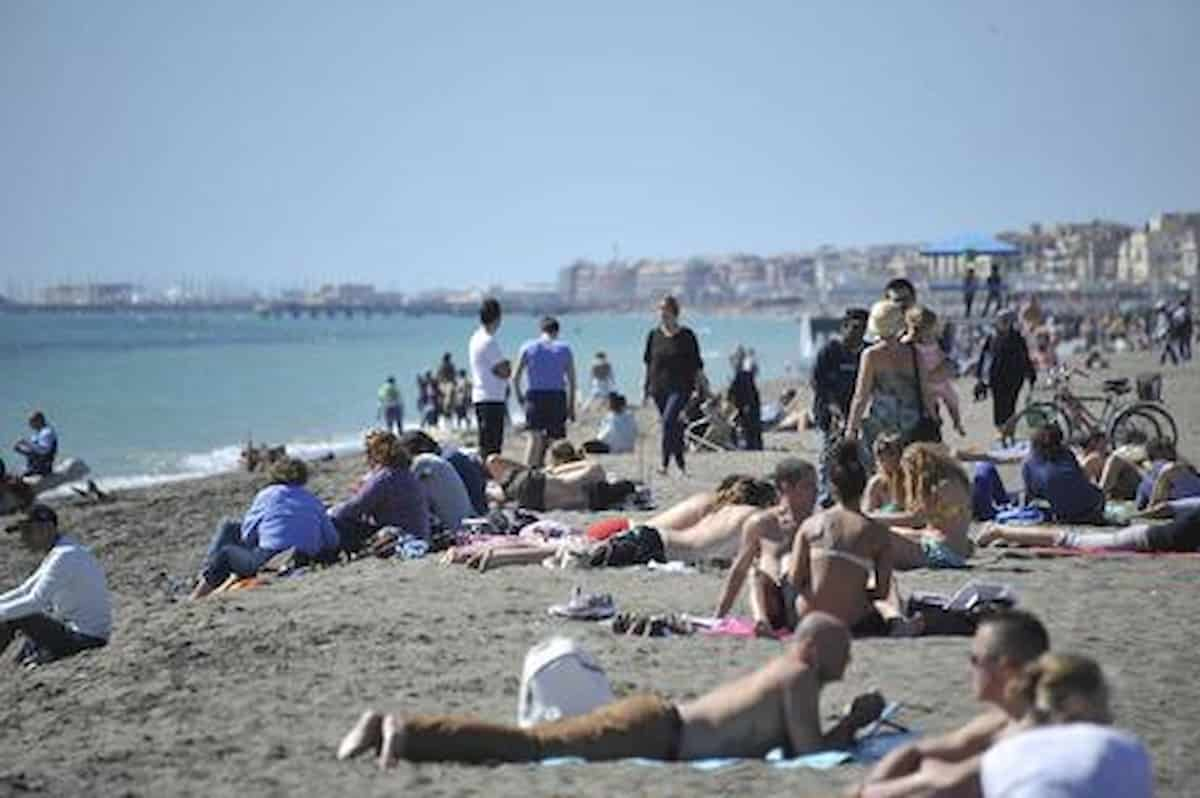 Ostia (Roma), attivisti di Mare Libero: "Aggrediti da un bagnino di uno stabilimento mentre raggiungevamo la spiaggia libera"