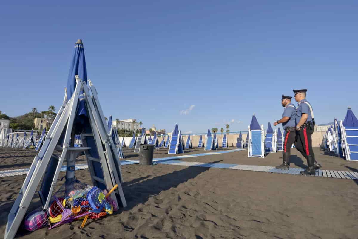 Torre Annunziata, bimba di 5 anni si perde in spiaggia: ritrovata due ore dopo in mare, è morta in ospedale