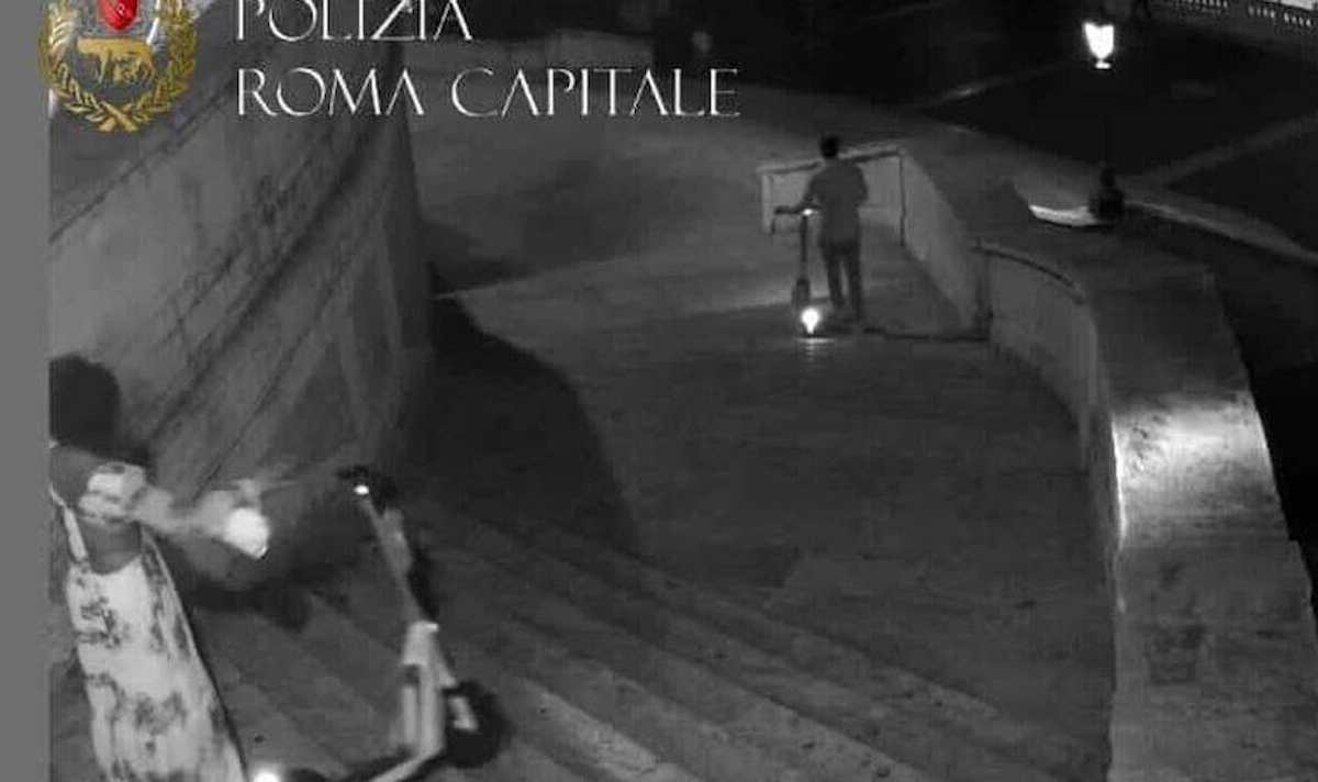 Lanciano monopattino dalla scalinata di Trinità dei Monti: 25 mila euro di danni, nei guai coppia di turisti americani