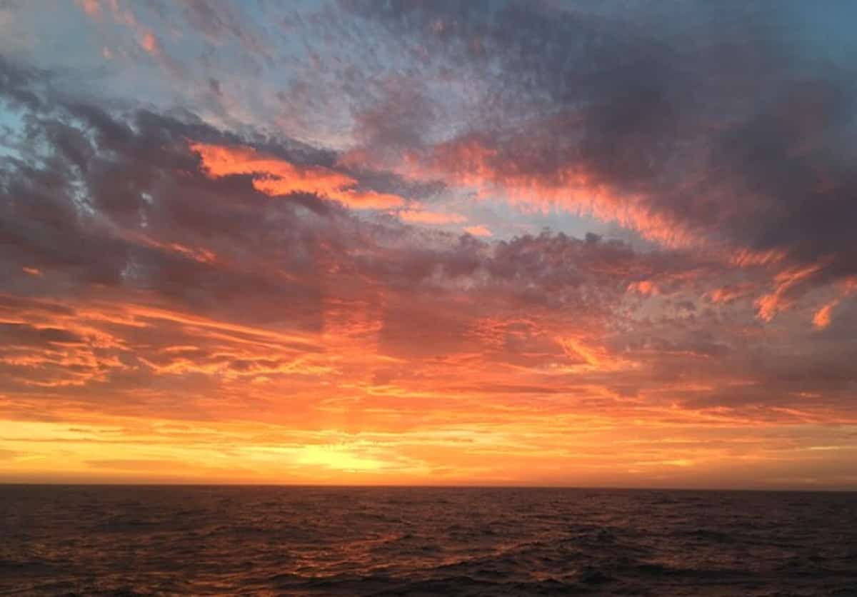 Oceano Atlantico, pilota fotografa una macchia rossa al di sotto delle nuvole VIDEO