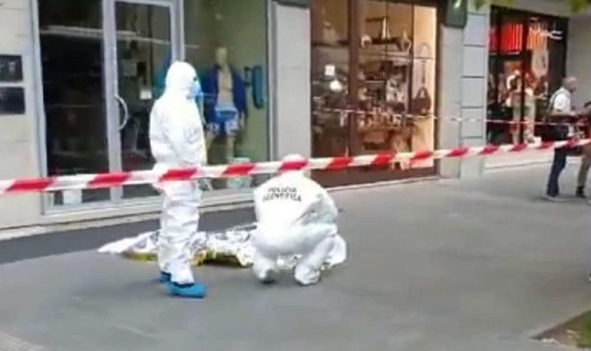 Alika, l'ambulante ucciso a colpi di stampella: i passanti guardano e filmano ma nessuno interviene