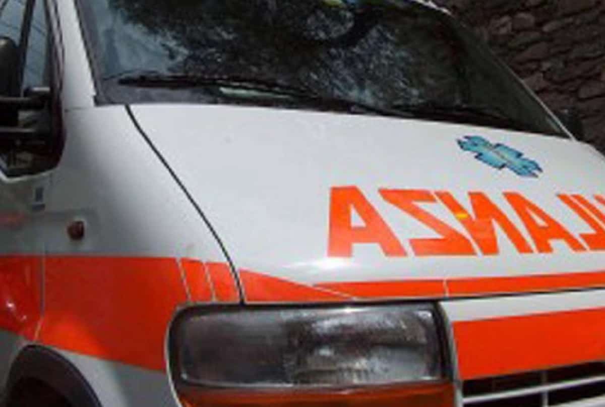 A16 Napoli-Canosa, auto contro guardrail: grave una donna, feriti anche il marito e i tre figli
