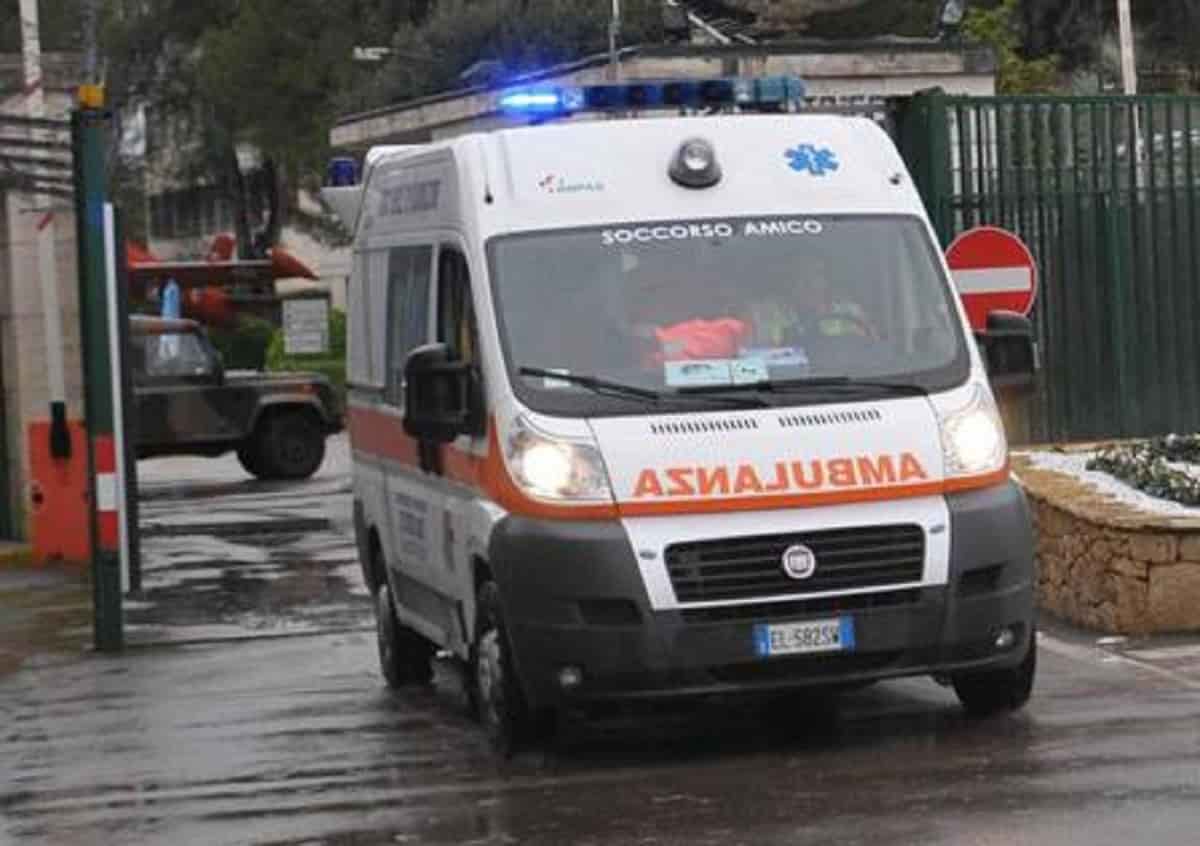 Roma, schiacciato da alcuni pannelli di legno: morto operaio 47enne