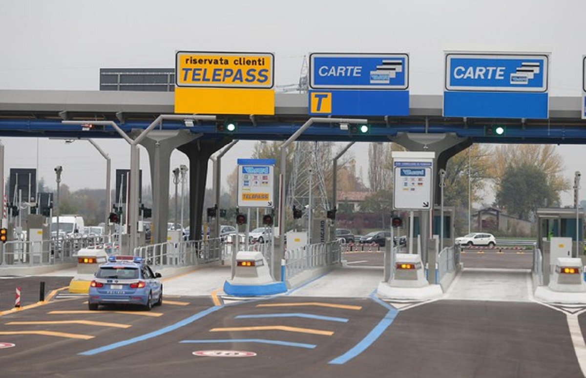 In coda sulla A1 giocano si mettono a giocare a calcio, giovane viene investito