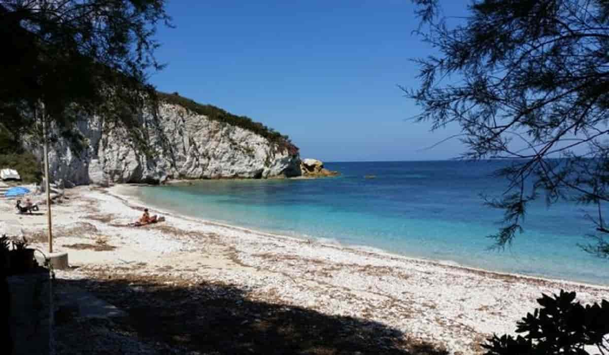 Isola d'Elba, bagnante di 60 anni muore annegato davanti alla spiaggia di Lacona