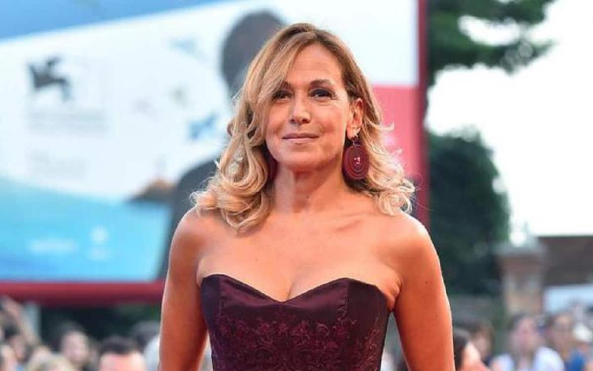 Barbara d'Urso e il rinnovo del contratto con Mediaset, Dagospia: "Era fuori dall'azienda, poi..."