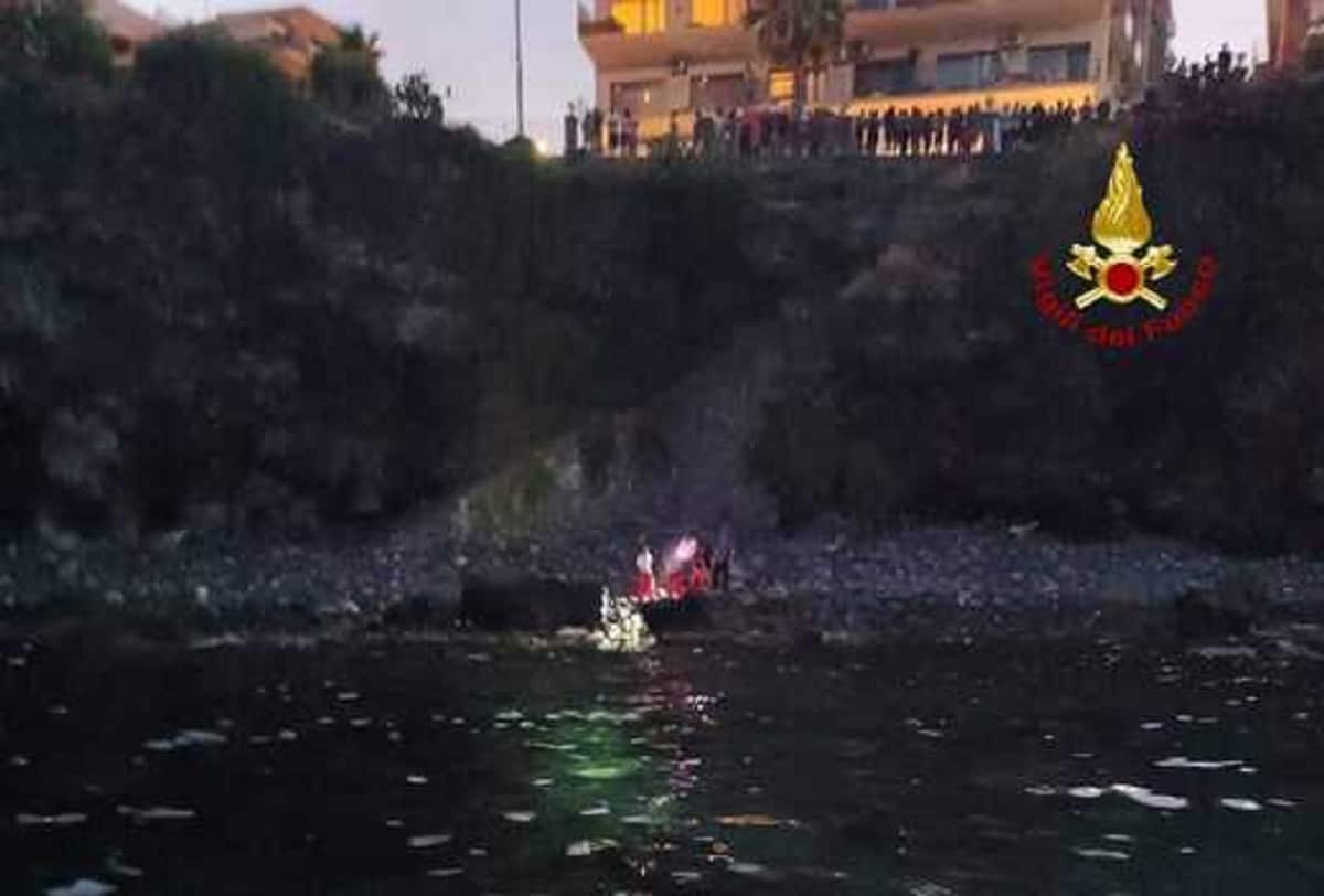 Catania, trovato in mare corpo di un 70enne: era tra gli scogli sotto la rupe di Aci Castello