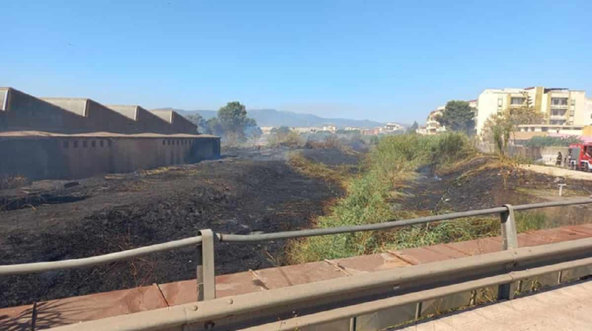 Sestu (Cagliari), incendio divampa vicino la strada provinciale 8: evacuate alcune abitazioni