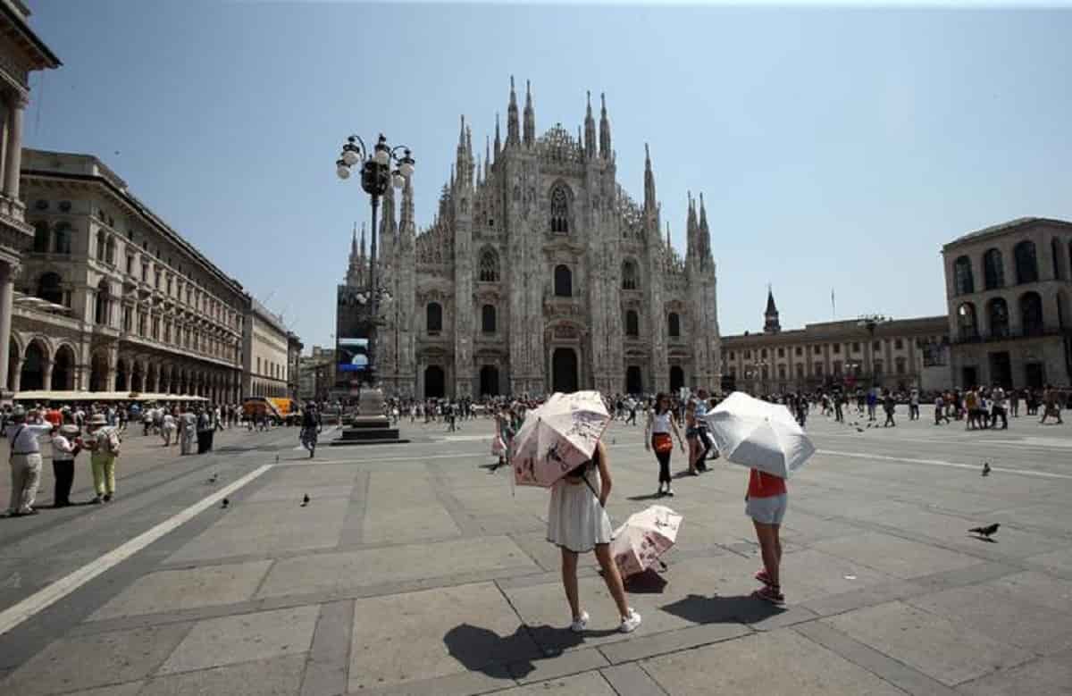 Caldo record, mercoledì nove città da bollino rosso. Picco nel weekend: previsti 41 gradi a Milano