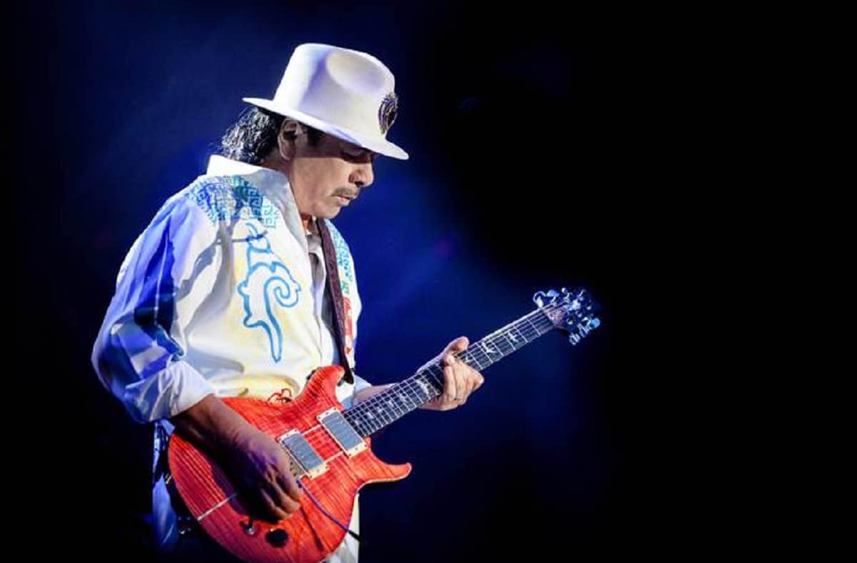 Carlos Santana sviene durante un concerto e viene portato via in barella VIDEO