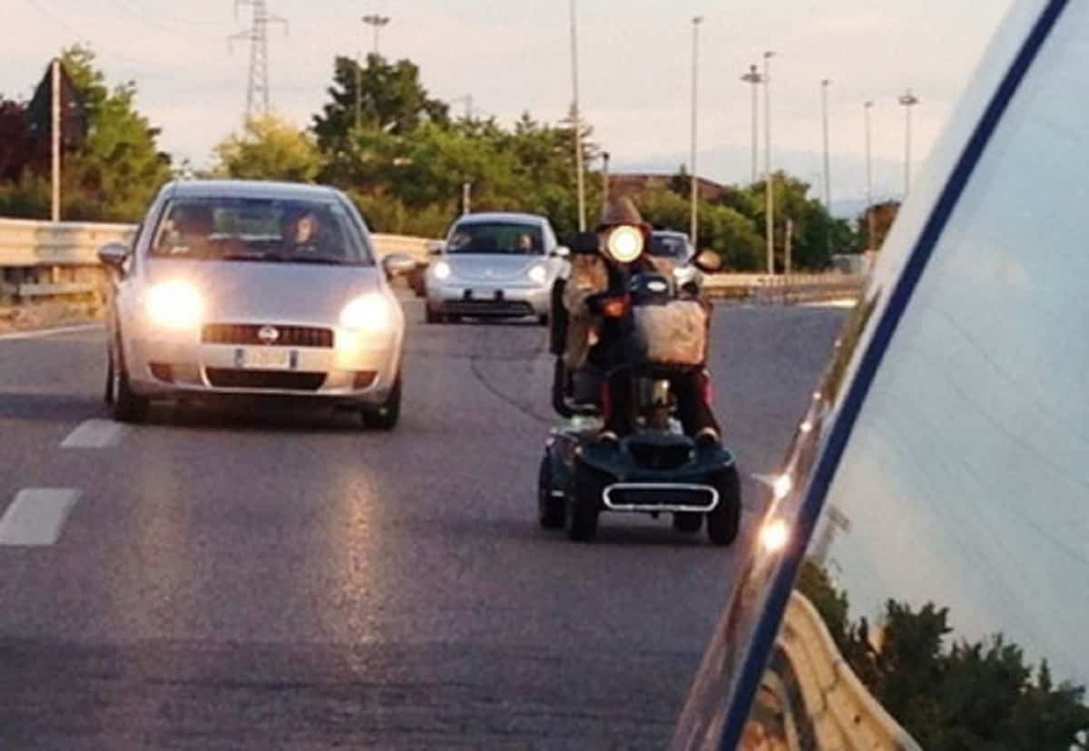 Livorno, anziano finisce con la carrozzina elettrica sulla tangenziale