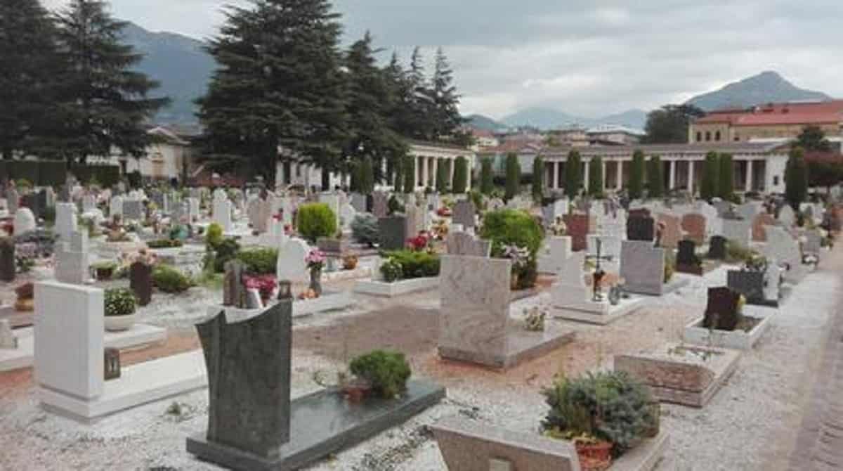 Piazzola sul Brenta, due uomini si spogliano e si lavano al cimitero