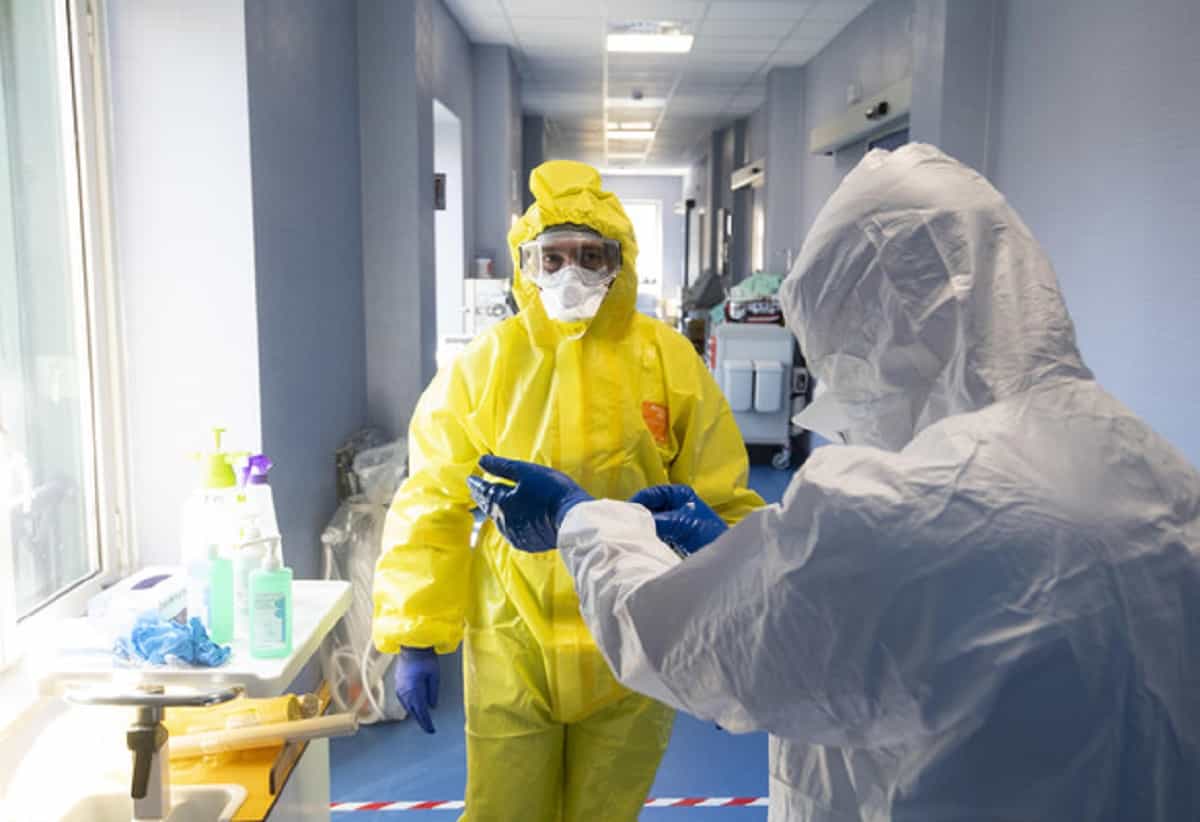 Regno Unito, ondata di nuovi casi. Gli esperti: ecco i tre sintomi principali della nuova ondata