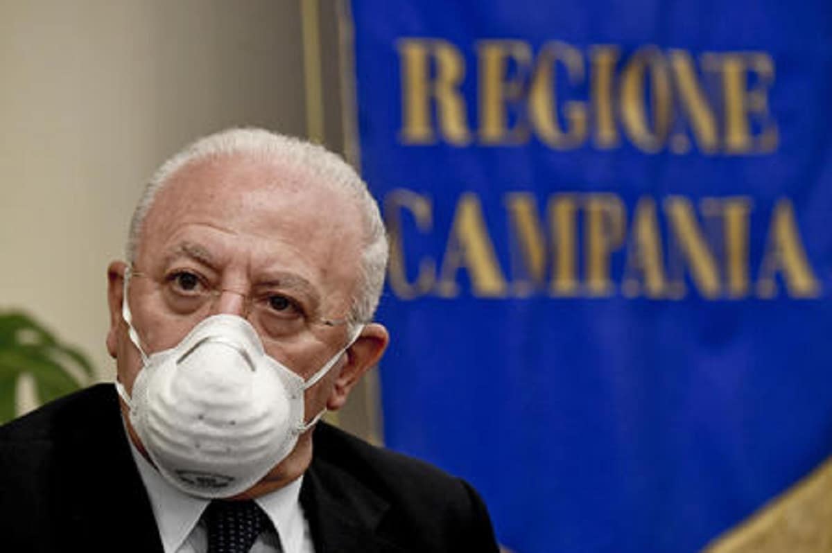 Covid, De Luca: "Oggi 10mila casi, un anno fa 120. Il problema sta diventando serio"