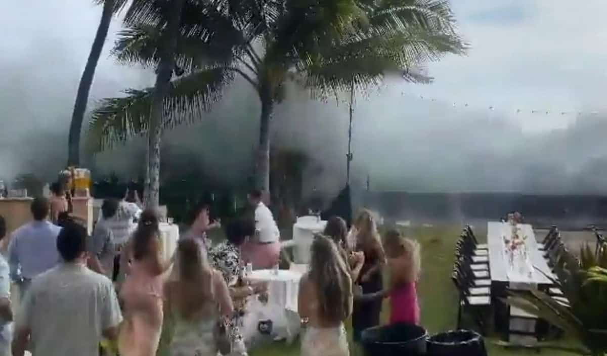 Hawaii, onda anomala travolge il banchetto nuziale in spiaggia VIDEO