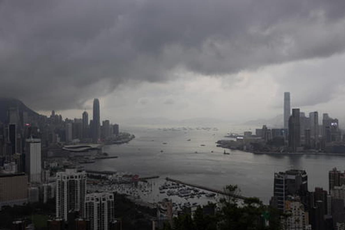 Hong Kong, la tempesta tropicale Chaba fa affondare una nave: 27 dispersi