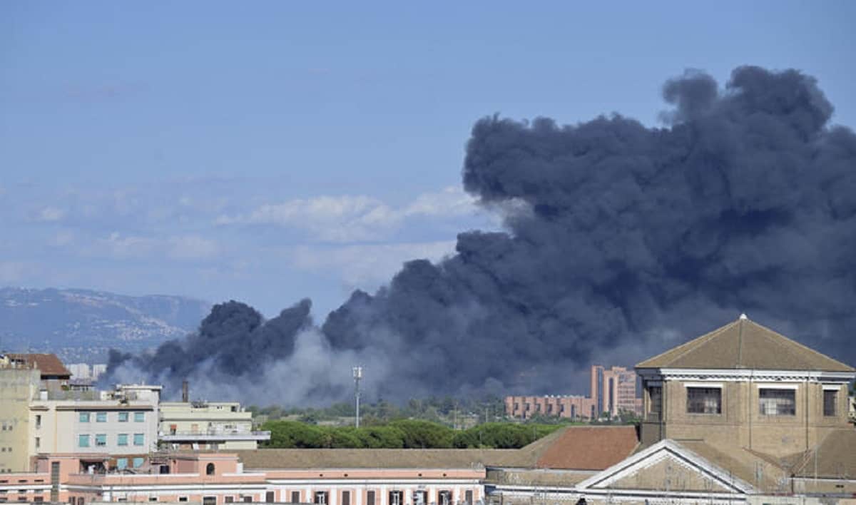 Incendi Roma, trovato il piromane: lo hanno preso con ancora l'accendino in mano