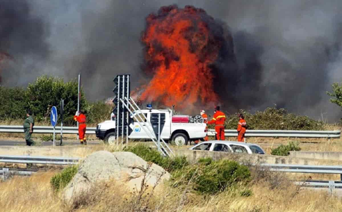 Incendi, rogo nel pisano: chiusa la statale di Val Cecina. Tre case evacuate in Sardegna