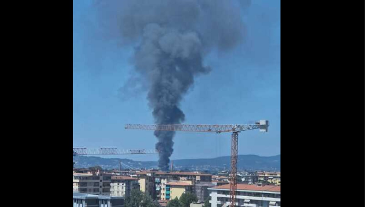 Incendio Firenze, colonna di fumo visibile a chilometri. Nardella: "Tenete chiuse le finestre"