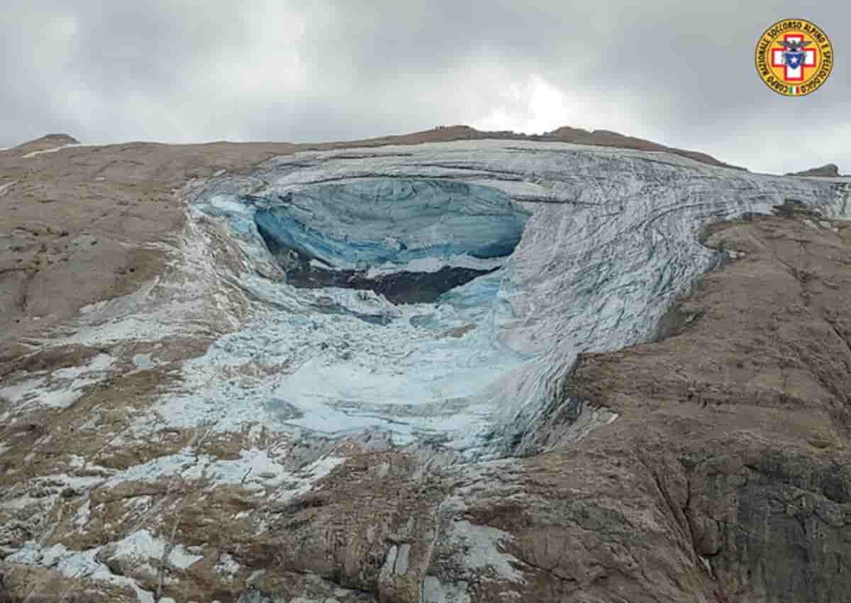 Marmolada, alpinisti finiscono nel versante vietato del ghiacciaio dopo il crollo: recuperati