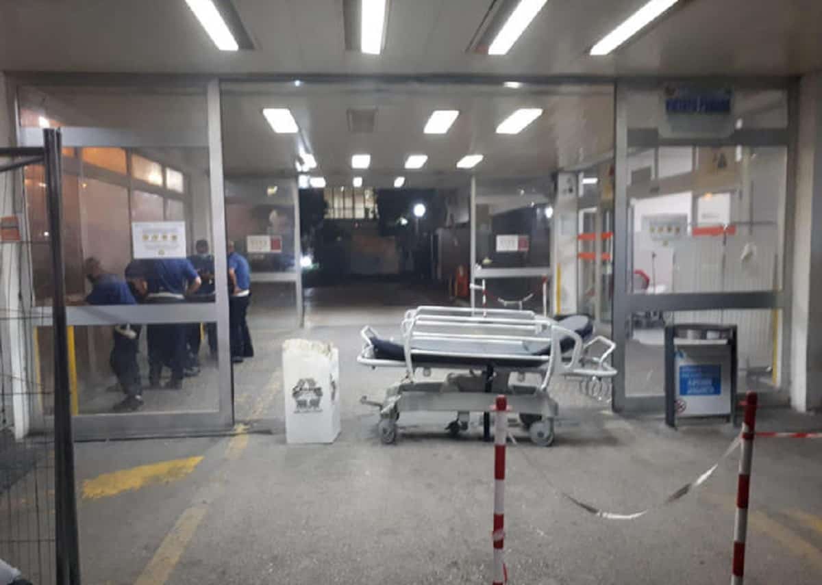 Napoli: va al pronto soccorso, risulta positivo al Covid e cerca di appiccare un incendio