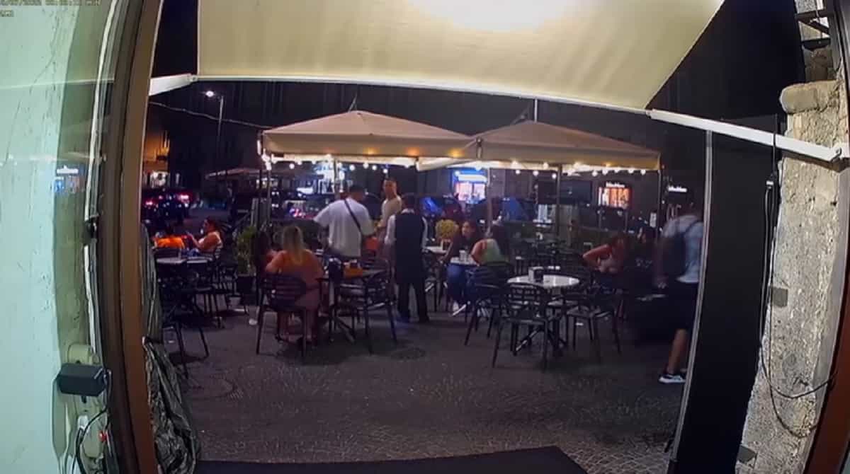 Napoli, pistola alla tempia per rubare orologio al turista. Ma è un falso e glielo riconsegnano VIDEO