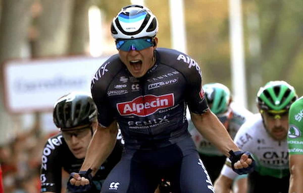 Tour de France, al traguardo di Carcassone vittoria del belga Philipsen: battuti i giganti dello sprint