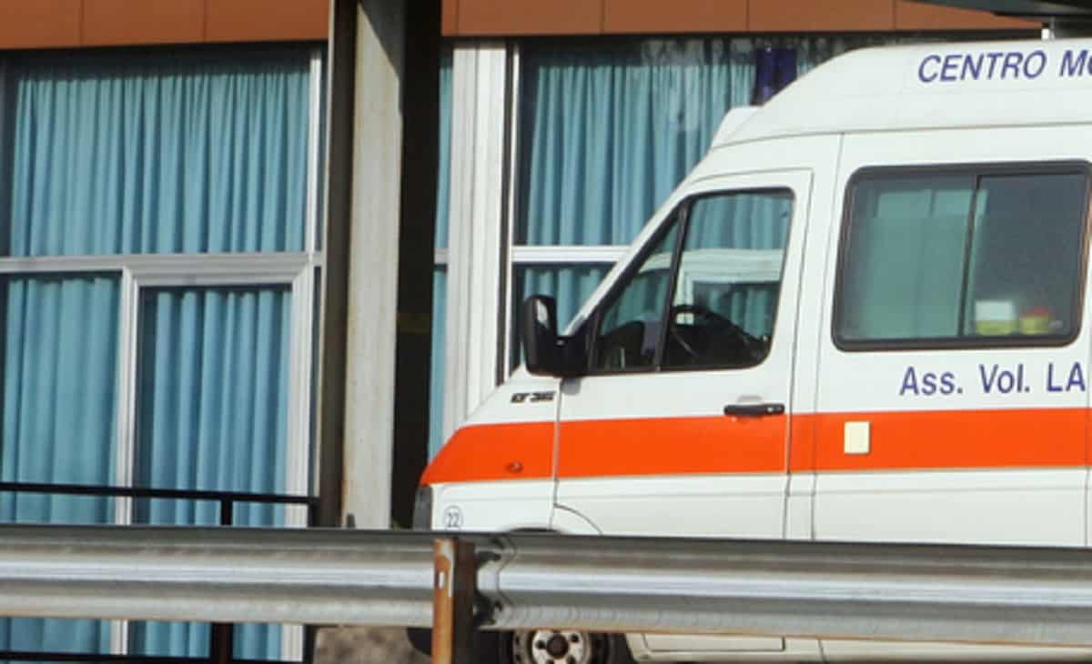 Riccione, 21enne si tuffa in piscina e muore. Ipotesi malore improvviso