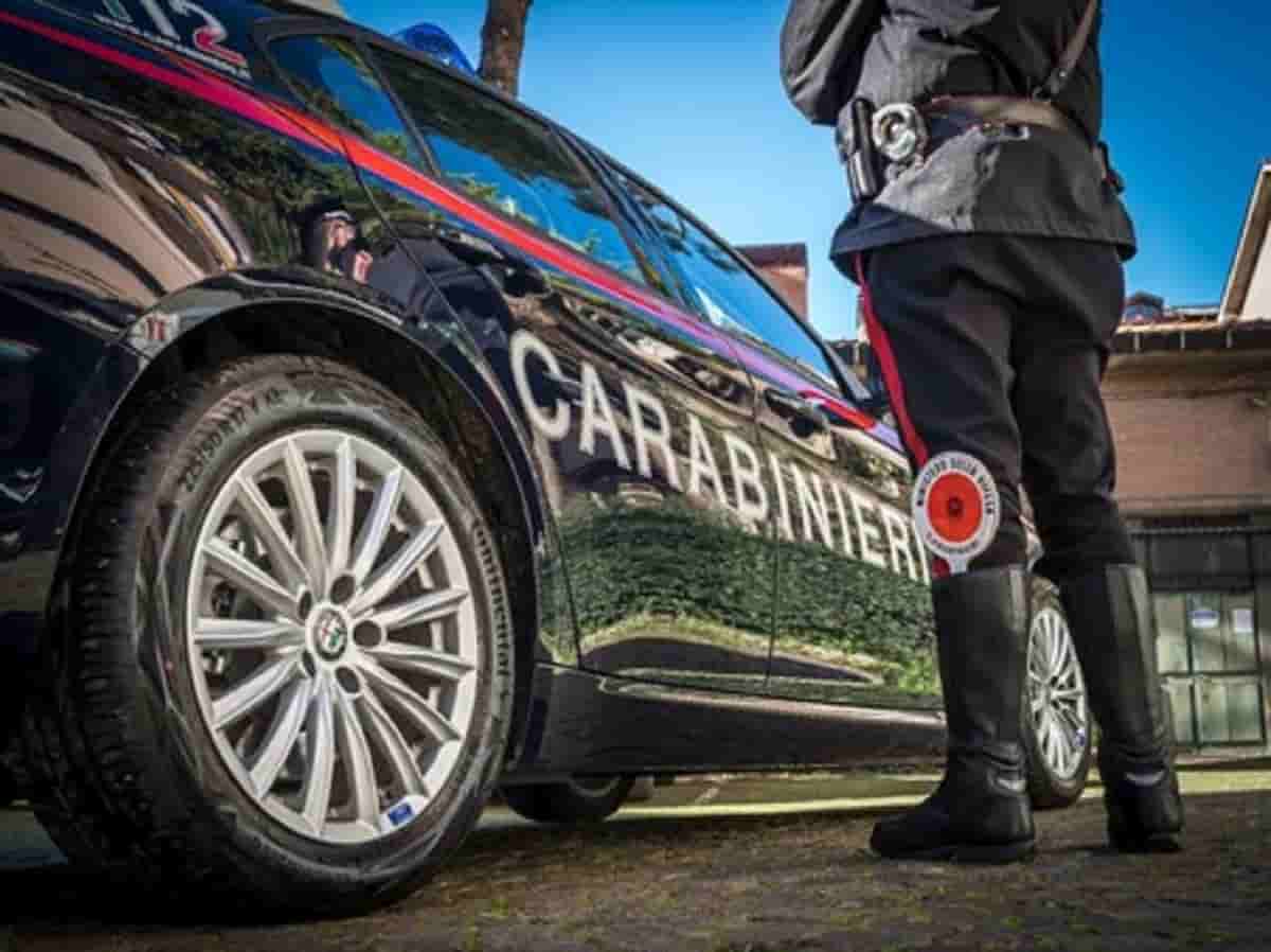 Napoli, reagisce alla rapina: in tre lo accerchiano e lo colpiscono con pugni, calci e un casco