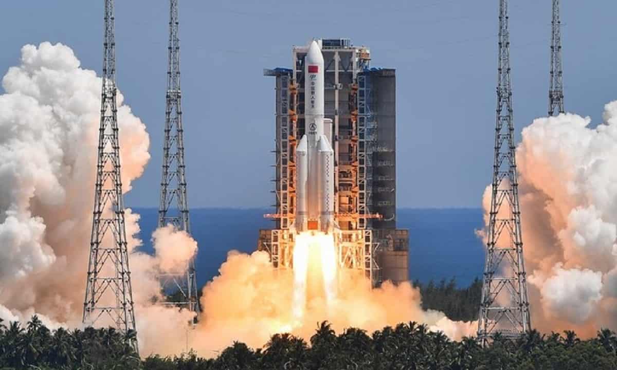 Razzo cinese, i frammenti potrebbero cadere fra Sardegna e Sicilia. Ma la possibilità è considerata remota