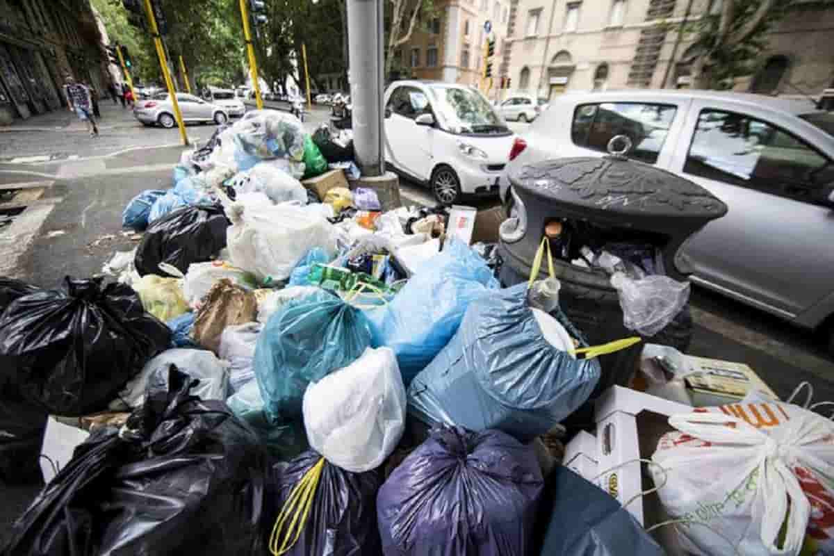 Roma, incendi e rifiuti: qualcuno la sta bruciando. Ama, i 125 guariti di colpo dopo le visite