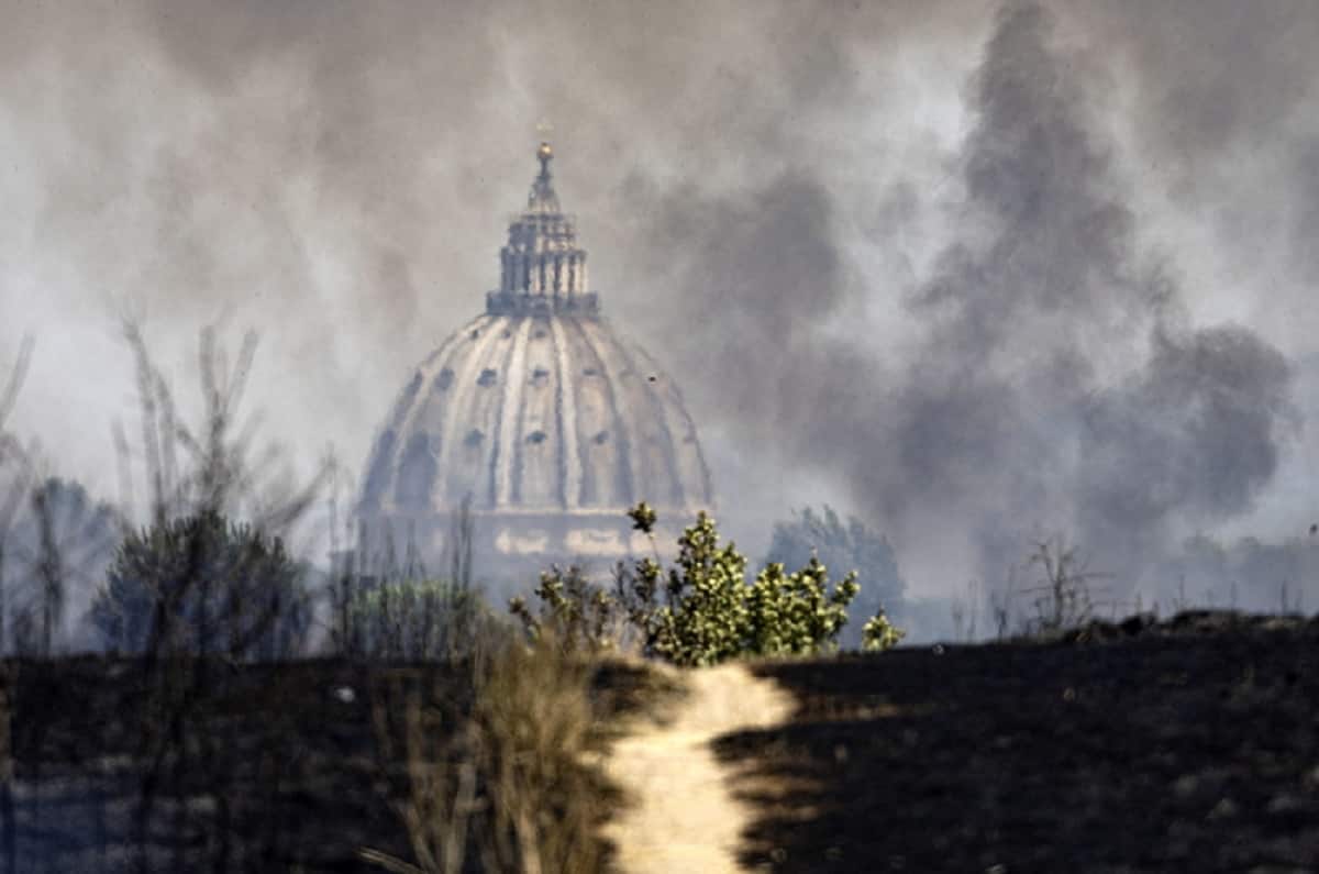 Roma in fiamme, qualcuno sta dando fuoco alla Capitale? Trovati inneschi multipli